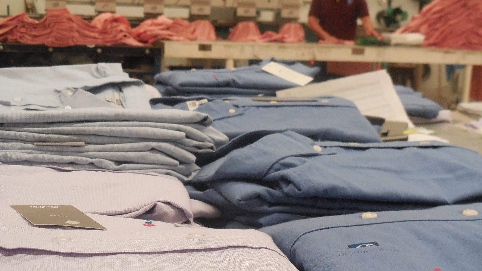 Producción de uniformes en BV Uniformes: bordadora multicabezal y camisas listas para entrega